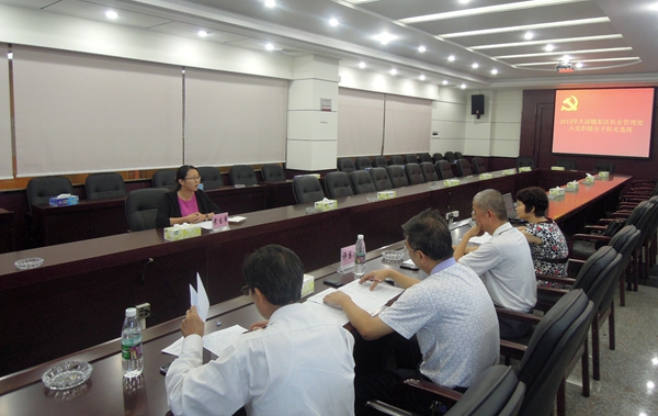 联邦家私集团入党积极分子黎宝然在选拔现场接受评审团提问