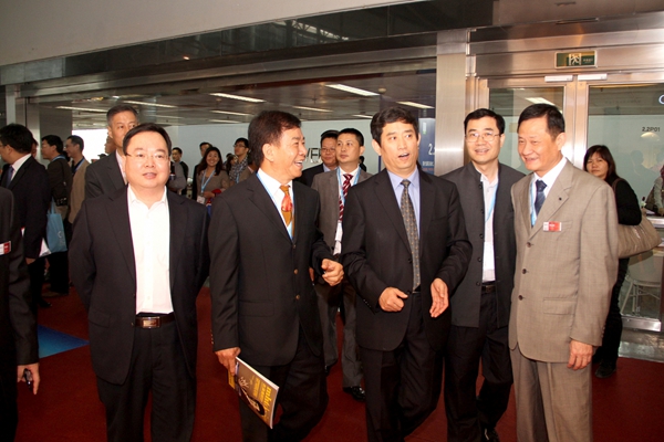 第31届广州家博会上，中国家协理事长朱长岭莅临联邦家私展厅视察